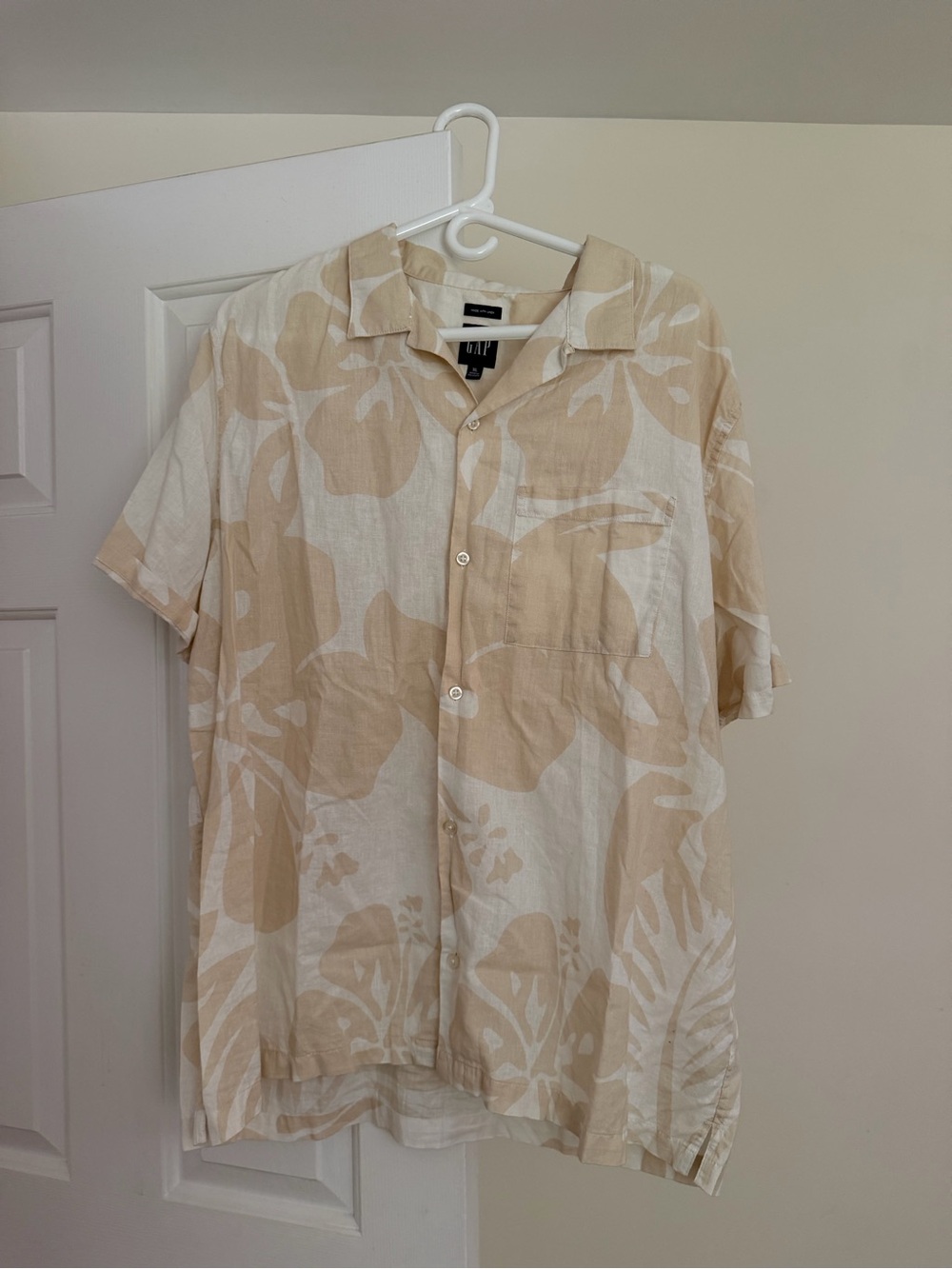 GAP Relaxed Short Sleeve Button Down Shirt - Beige & White Floral
